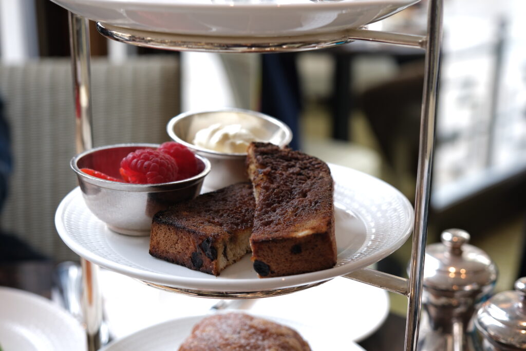 Toasted fruit loaf with cinnamon sugar. Served with crème fraîche and berries.